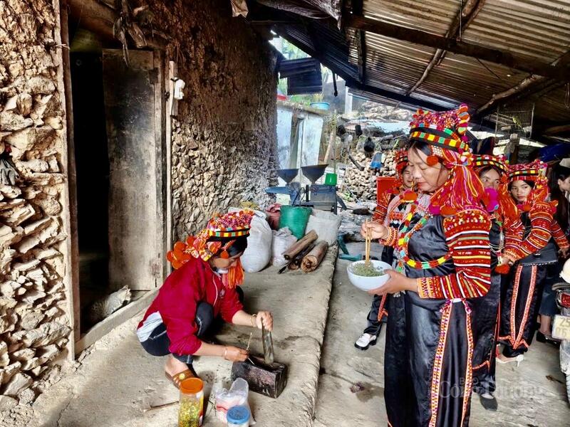 Bà con đồng bào Hà Nhì chuẩn bị món ăn cho ngày Tết của dân tộc.