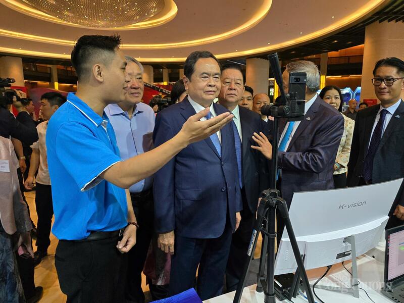 Der Vorsitzende der Nationalversammlung, Tran Thanh Man, und Delegierte besuchen Stände auf der Ausstellung privater Wirtschaftsleistungen. Foto: Thu Huong.