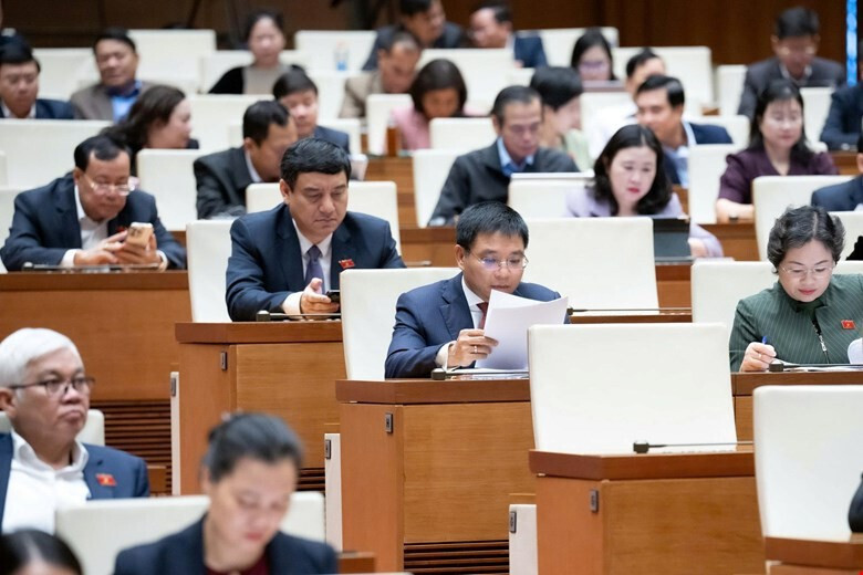 Các đại biểu họp phiên toàn thể tại hội trường sáng 4/11. Ảnh: QH.