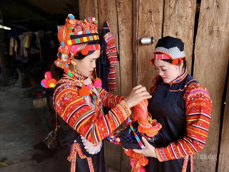 Các cô gái Hà Nhì chuẩn bị cho Ngày hội văn hóa dân tộc.