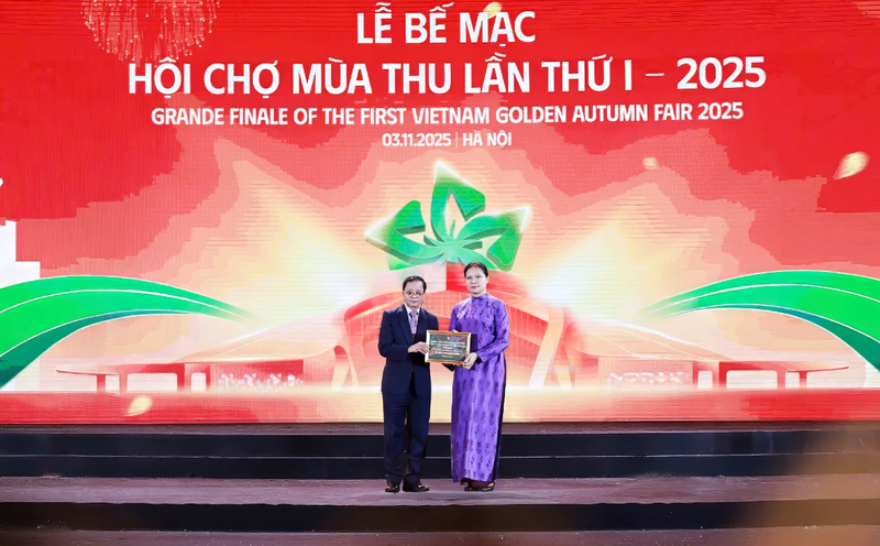 Đại diện HDBank trao tặng 10 tỷ đồng chung tay hỗ trợ đồng bào miền núi phía Bắc và miền Trung khắc phục hậu quả bão lũ, tại Lễ bế mạc Hội chợ Mùa Thu 2025 (Hà Nội), tối 3/11