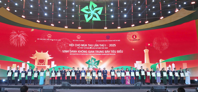 Với thiết kế hiện đại, sáng tạo, nổi bật với dấu ấn chuyển đổi số, Tập đoàn Hóa chất Việt Nam đạt giải thưởng “Không gian trưng bày tiêu biểu” tại Hội chợ Mùa Thu lần thứ nhất - 2025.