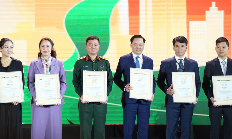 Tập đoàn Hóa chất Việt Nam đã vinh dự đón nhận Giải thưởng “Không gian trưng bày tiêu biểu” do Ban tổ chức Hội chợ Mùa Thu trao tặng.