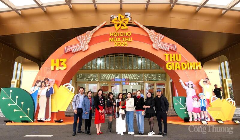 Chi bộ 3 - Đảng ủy Báo Công Thương tổ chức sinh hoạt chuyên đề tại Hội chợ Mùa Thu lần thứ nhất - 2025.