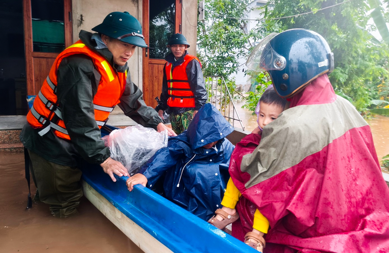 Người dân được lực lượng chức năng đưa đi sơ tán trong thời điểm lũ lên. Ảnh: Phúc Sơn.