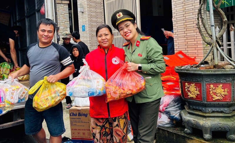 Nhu yếu phẩm được trao đến tay người dân để không ai bị thiếu thốn. Ảnh: Công an Hà Tĩnh.