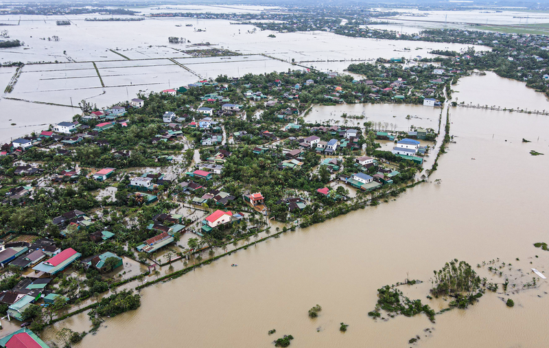 “Song song với việc hỗ trợ người dân dọn bùn đất, địa phương đã chỉ đạo các lực lượng chức năng tiến hành rào chắn, cắm biển cảnh báo và kiểm tra mức độ sạt lở các tuyến đường bị ảnh hưởng để có phương án khắc phục sớm nhất, đảm bảo giao thông thông suốt và an toàn tuyệt đối cho người dân”, Phó Chủ tịch UBND xã Cẩm Duệ thông tin thêm.