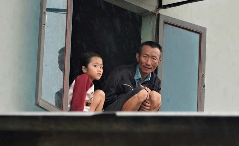 Nước lũ bủa vây, người dân xã Cẩm Duệ trông chờ vào những chuyến xuồng cứu trợ. Ảnh: Phúc Sơn.