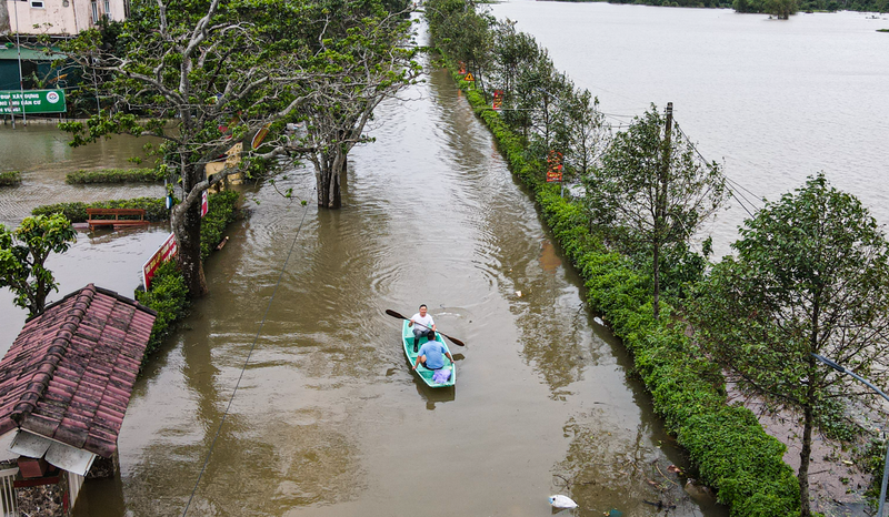 Các khu dân cư, các tuyến giao thông ở xã Cẩm Duệ vẫn bị ngập sâu, phương tiện không thể di chuyển. Người dân phải sử dụng thuyền để di chuyển trên các tuyến đường.