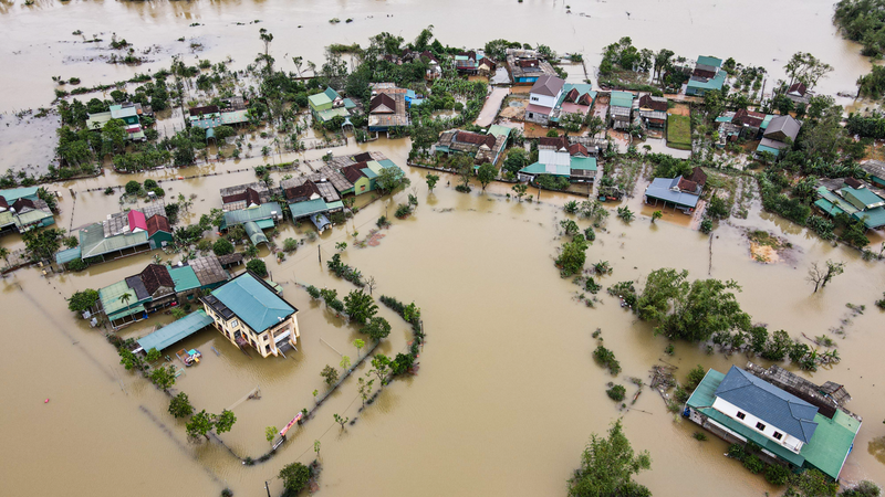 Tuy mưa đã ngớt, nước lũ đã rút, song nhiều nơi ở Hà Tĩnh vẫn chìm trong biển nước. Tới nay, mực nước lũ đã rút được khoảng 70 - 80cm so với những ngày trước đó.