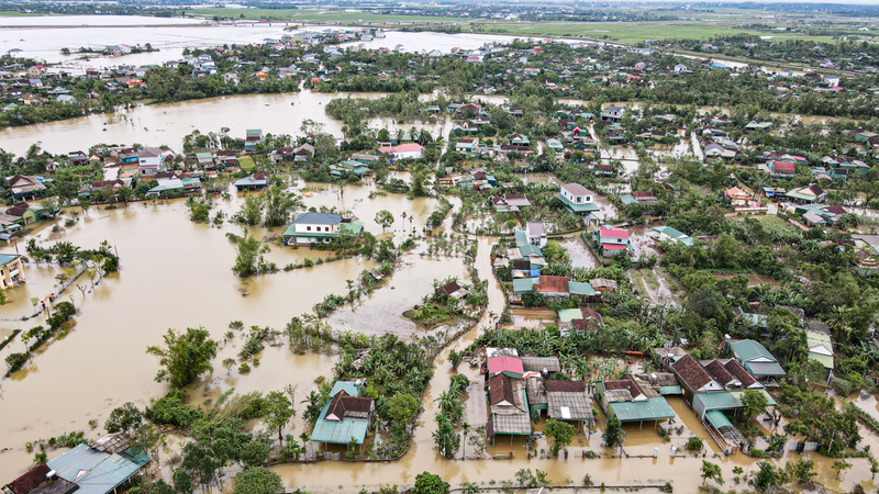 Ngoài ra, dù nước đã rút nhưng vẫn còn 789/5.193 hộ dân bị cô lập; 392 hộ bị ngập; 252 hộ với 315 nhân khẩu phải di dời. Mưa lũ cũng khiến 30 tuyến đường (với chiều dài 13,324km ở 17/26 thôn) bị nhấn chìm. Sạt lở 200m đường ĐH121; sạt lở mái taluy và nền đường Cẩm Thạch - Thạch Hội. Ảnh: Phúc Sơn