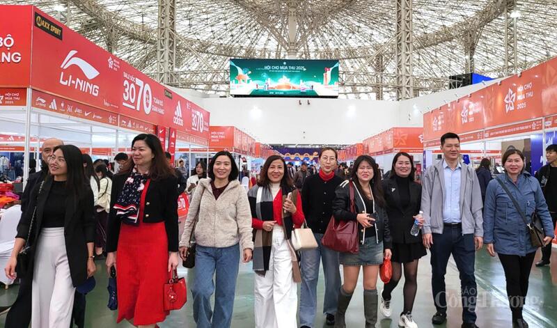 Buổi sinh hoạt của Chi bộ 3 được tổ chức ngay tại khu vực trưng bày của Hội chợ Mùa Thu lần thứ nhất - 2025, nơi hội tụ hàng nghìn doanh nghiệp tiêu biểu trên cả nước.