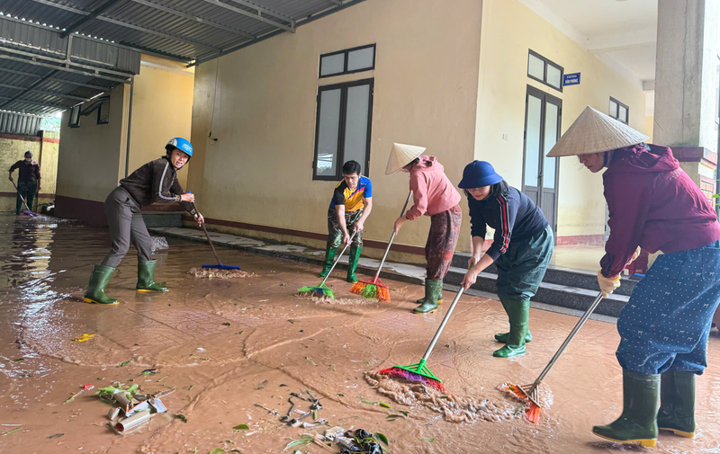 Lũ rút đến đâu, giáo viên cùng học sinh dọn dẹp trường lớp đến đấy.