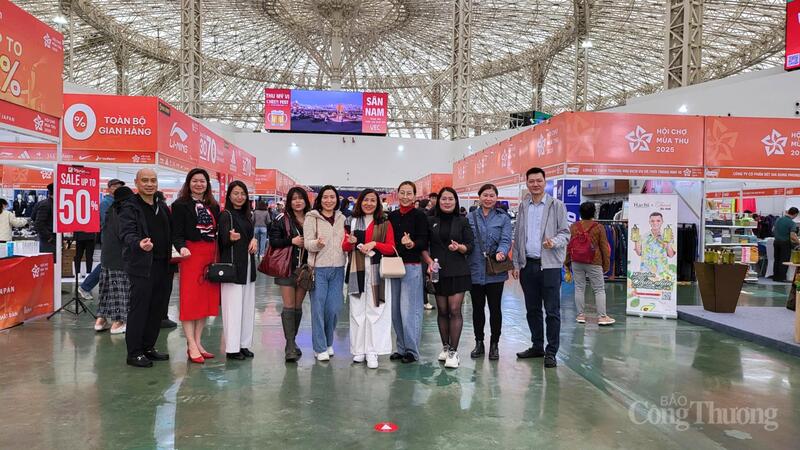 Buổi sinh hoạt chuyên đề tại Hội chợ Mùa Thu lần thứ nhất - 2025 là sự kết hợp nhuần nhuyễn giữa lý luận chính trị, thực tiễn nghề báo và đoàn kết trong toàn thể đảng viên Chi bộ 3.