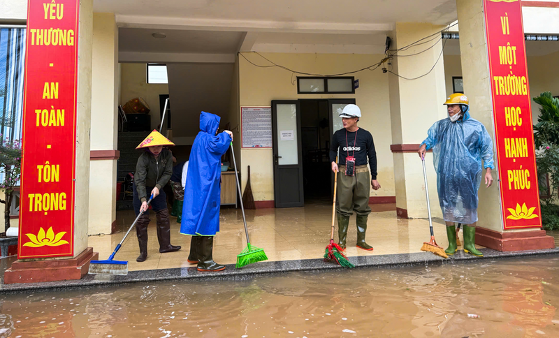 Nhiều trường học trên địa bàn các xã Cẩm Duệ, Cẩm Bình cũng đang huy động tối đa nhân lực, dọn dẹp bùn đất, sớm cho học sinh quay lại lớp.
