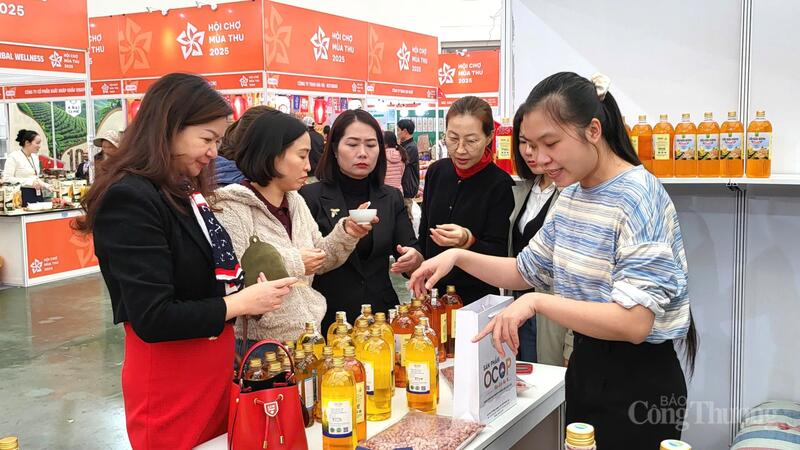 Khảo sát các gian hàng, nhiều đảng viên ghi nhận ý kiến doanh nghiệp, hình thành nên những góc nhìn thực tiễn cho công tác tuyên truyền.