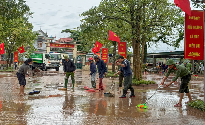 Ngày 4/11, theo ghi nhận của phóng viên Báo Công Thương, mưa trên địa bàn Hà Tĩnh đã ngớt, nước lũ rút nhanh. Nhiều địa phương vùng hạ du hồ Kẻ Gỗ đang tất bật dọn dẹp nhà cửa, bùn lầy, khắc phục hậu quả những ngày mưa lũ vừa qua.
