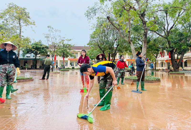 Tại Trường THCS Mỹ Duệ (xã Cẩm Duệ), nhiều phòng học bị ngập sâu khoảng 0,5m. Tranh thủ thời điểm nước rút, các giáo viên đang phối hợp với người dân, lực lượng chức năng tiến hành tổng vệ sinh, thau rửa lớp học, lau chùi bàn ghế, sắp xếp lại dụng cụ học tập, chuẩn bị môi trường sạch sẽ cho việc giảng dạy sắp tới.