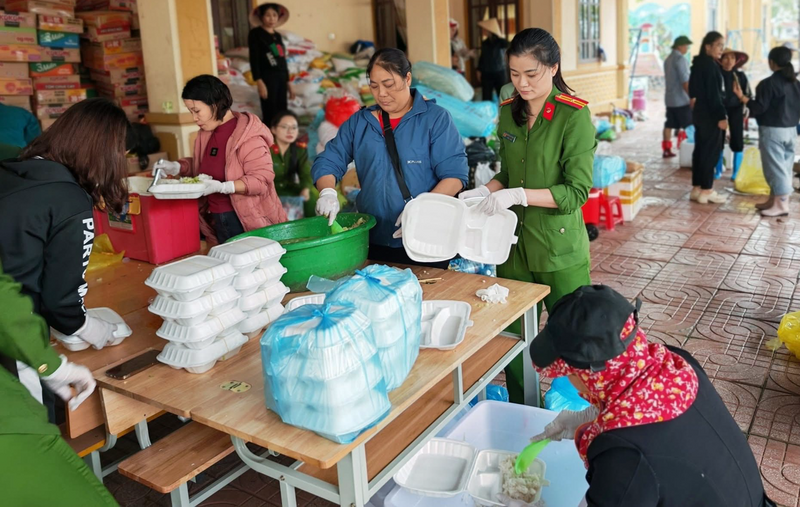 Lực lượng công an cùng người dân nấu cơm cho bà con vùng lũ. Ảnh: Công an Hà Tĩnh.