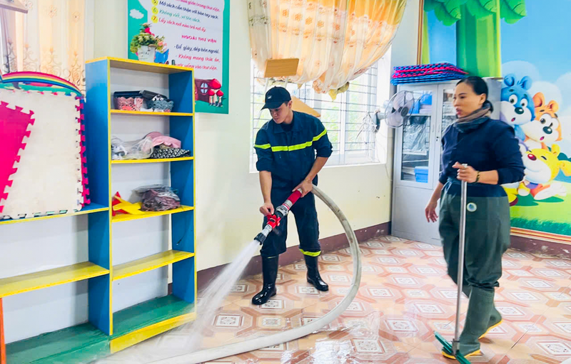 Ông Nguyễn Thanh Phong - Phó Chủ tịch UBND xã Cẩm Duệ cho biết, địa phương đang huy động tối đa lực lượng tại chỗ để dọn dẹp, xử lý hậu quả, nhất là tại các khu vực bị thiệt hại nặng.