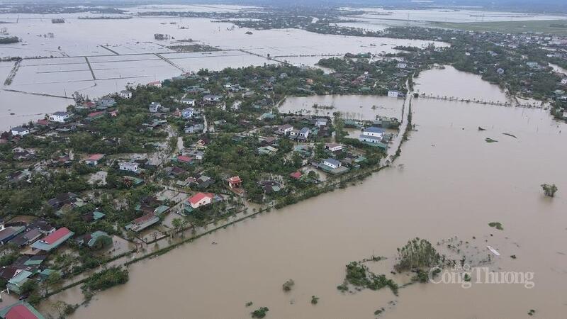 Nhiều nơi ở Hà Tĩnh gần 1 tuần chìm trong biển nước. Ảnh: Trọng Tùng.