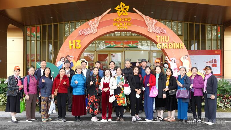 Đoàn người cao tuổi tỉnh Bắc Ninh đi từ sáng sớm đến Hội chợ và kỳ vọng mua sắm được nhiều sản phẩm hàng Việt Nam chất lượng cao.