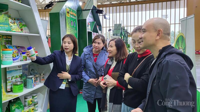 Buổi sinh hoạt đã diễn ra trong không khí làm việc nghiêm túc, gắn liền với hoạt động thực tiễn của ngành Công Thương.