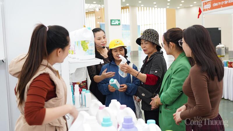 Các gian hàng luôn tất bật từ sáng để tư vấn, giới thiệu và bán hàng.