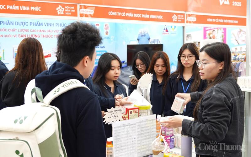 Các trường học trên địa bàn Hà Nội tổ chức những đoàn học sinh THPT đến tham quan, trải nghiệp tại hội chợ.