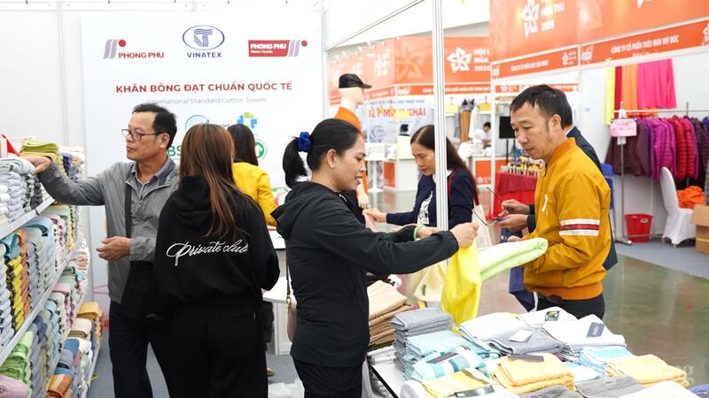 Sản phẩm hàng may mặc luôn hút lượng lớn khách đến mua sắm trong những ngày diễn ra hội chợ.