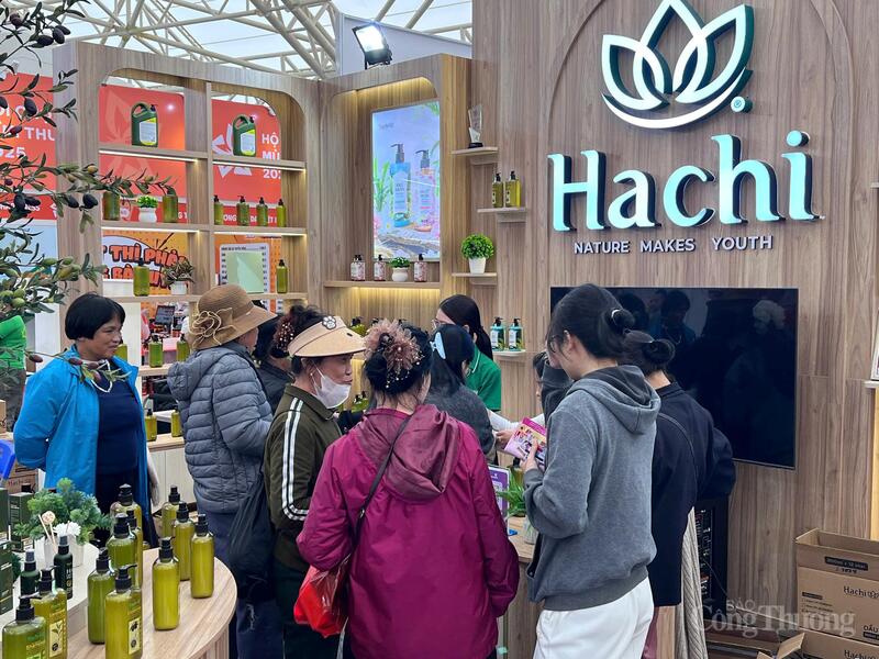 Gian hàng Hachi luôn nườm nượp khách đến mua sắm, trải nghiệm.