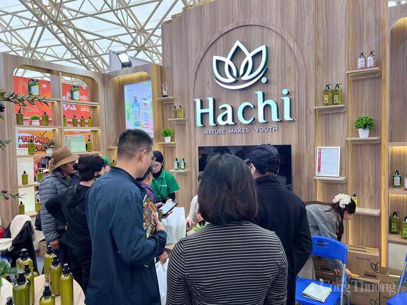 Ngay từ sáng sớm ngày 04/11, khách đã đổ về Hội chợ Mùa Thu lần thứ nhất - 2025 để mua sắm dù đây đã là ngày cuối cùng.