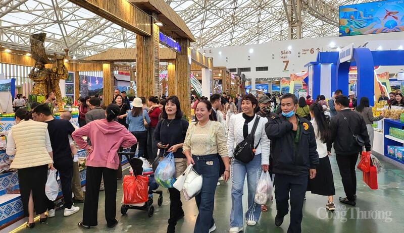 Dòng người càng về trưa ngày 04/11 càng đông.