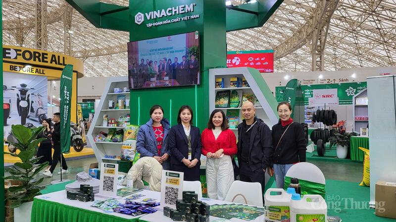 Các đảng viên trong Chi bộ 3 đi thăm gian hàng ngành Công Thương, trong đó có Tập đoàn Hóa chất Việt Nam.