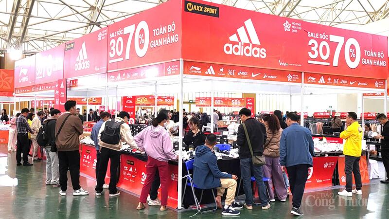 Du khách có cơ hội để trải nghiệm mua sắm, săn sale với số lượng lớn ngay tại hội chợ.