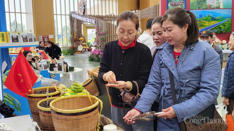 Việc đi thực tiễn tại các gian hàng và trực tiếp quan sát, đánh giá sản phẩm đã đem lại tư liệu quý báu cho các đảng viên trong Chi bộ 3 trong việc viết tin bài.