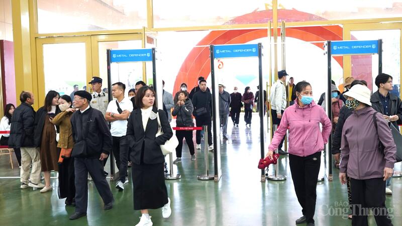 Du khách đổ về Hội chợ Mùa Thu ngày một đông, cho thấy sức hút đặc biệt của hội chợ quy mô quốc gia lớn nhất từ trước đến nay.