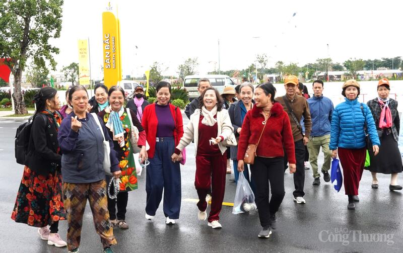 Dòng người đổ về Hội chợ Mùa Thu để mua sắm bất chấp thời tiết lạnh giá.