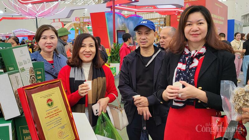 Các đảng viên Chi bộ 3 có dịp trải nghiệm, tìm hiểu các sản phẩm hàng Việt Nam chất lượng cao, phục vụ công tác truyền thông chính sách.