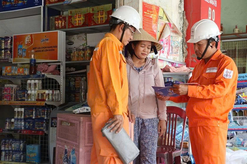 PC Quảng Ngãi đang ngày đêm nỗ lực khắc phục hậu quả, đưa dòng điện trở lại sớm nhất cho người dân