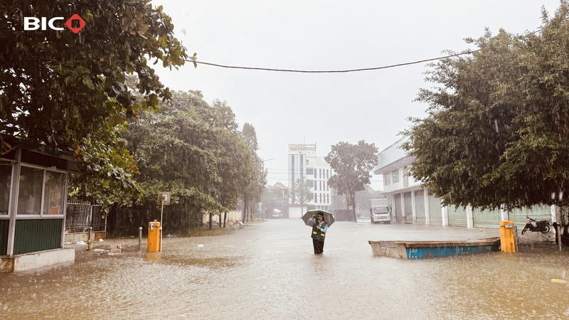 BIC tiếp cận hiện hiện trường tổn thất khi nước lũ còn chưa rút hoàn toàn.