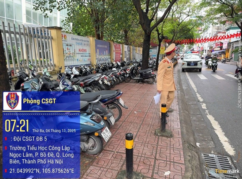 Lực lượng Cảnh sát giao thông Hà Nội kiểm tra bãi trông giữ xe học sinh quanh khu vực Trường Tiểu học Ngọc Lâm, TP. Hà Nội. Ảnh: Cục Cảnh sát giao thông.