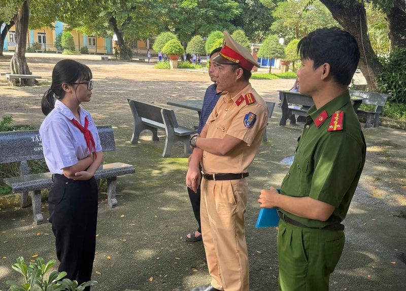 Lực lượng Công an tuyên truyền cho học sinh chấp hành Luật trật tự an toàn giao thông đường bộ. Ảnh: Cục Cảnh sát giao thông.