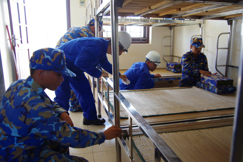 Chuẩn bị nơi ở cho ngư dân lên đảo tránh bão. Ảnh: Ngọc Ánh