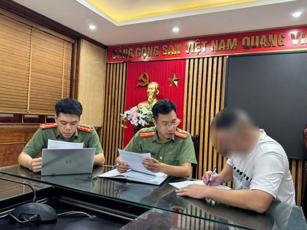 Phòng An ninh chính trị nội bộ, Công an TP. Hà Nội làm việc với người vi phạm. Ảnh: Công an TP. Hà Nội.
