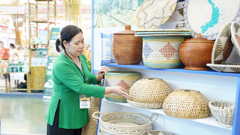 Bà Nguyễn Thị Thắm, Giám đốc Hợp tác xã (HTX) thủ công mỹ nghệ Tân Thọ, xã Trung Chính, tỉnh Thanh Hoá. Ảnh: Diệu Linh