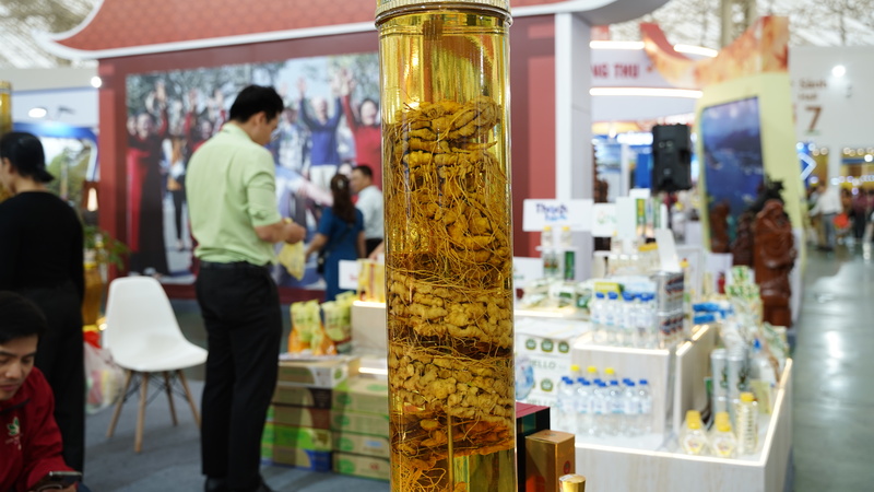 Bình sâm uốn hình rồng độc đáo. Ảnh: Diệu Linh