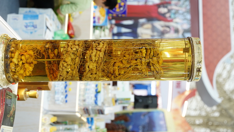 Nhiều du khách dừng lại chụp ảnh, tham quan tại quầy bán sâm. Ảnh: Diệu Linh