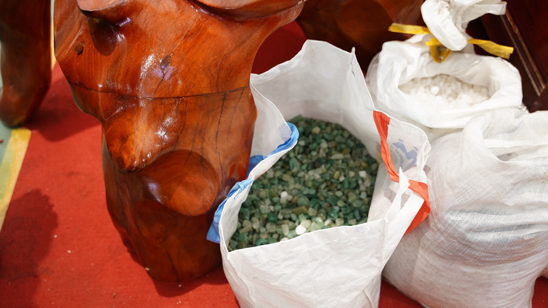 Đá quý đựng trong bao tải. Ảnh: Diệu Linh