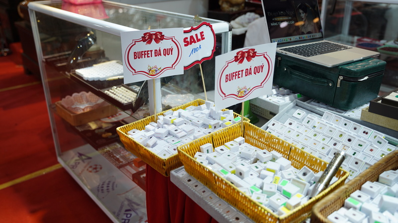 Buffet đá quý khiến nhiều du khách bất ngờ. Ảnh: Diệu Linh